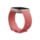 Google - Fitbit Versa 4 montre Intelligent – Sable rose/Aluminium rose cuivré-Plus de 40 modes d'exercice : suivez plus d'exercices que jamais, de la musculation et du HIIT à la course et au stand-up paddle, directement depuis la Versa 4 et consultez vos statistiques sur votre poignet pour suivre vos efforts en temps réel