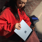 Apple - Portatif MacBook Air 13 po - Puce M4 - SSD 256 Go - Mémoire unifiée 16 Go - Minuit - Français-Connectez Absolument Tout - MacBook Air intègre deux ports Thunderbolt 4, un port de recharge MagSafe, une prise pour écouteurs ainsi que les connectivités Wi-Fi 6E et Bluetooth 5.3. Et il prend en charge jusqu’à deux moniteurs