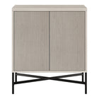 Hudson&Canal - Meuble d'appoint Brighton de 71 cm de largeur, , blanc aulne-Comprend deux portes battantes en PVC texturé, une étagère centrale réglable et une découpe pour la gestion des câbles