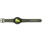 Samsung - Montre intelligente Bluetooth Galaxy Watch7 - 44 mm - Vert forêt-Rehaussez vos exercices quotidiens grâce à un suivi avancé de l’activité physique. Faites passer votre stratégie de remise en forme au niveau supérieur avec la montre Galaxy Watch7. Créez votre routine d’entraînement parfaite incluant des échauffements, des périodes de récupération et des pauses entre les deux, ou rivalisez avec vos records passés pour rester motivé. Suivez facilement votre activité physique, même dans l’eau grâce au
