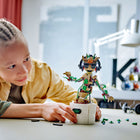 LEGO - Super Hero Dancing Groot - 459 pièces-Les enfants tournent une poignée à l'arrière du pot pour faire danser Groot.