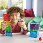 Magna-Tiles - Ensemble de construction magnétique Circuits de course ferroviaire 33 pièces -Axé sur le développement: Encourage les enfants à apprendre par le jeu, en découvrant les causes et les effets et d’autres principes logiques, tout en favorisant le développement de la coordination œil-main et de la motricité fine