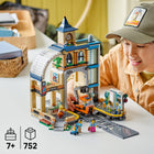 LEGO - City Trains La gare centrale-Que contient la boîte? - Tout ce dont les enfants ont besoin pour construire une gare ferroviaire miniature et un wagon de maintenance équipé d’une nacelle élévatrice, ainsi que 6 figurines, un bébé et 2 pigeons pour le jeu de rôle