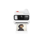 Polaroid - Appareil photo instantané Go 3e génération - blanc -Flash plus puissant et photos de meilleure qualité en toutes circonstances. Grâce à une lentille repensée et plus profondément intégrée à l'appareil, vous obtenez moins de reflets, un meilleur contraste et des images plus nettes, même en plein soleil