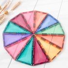 Connetix - Pastel Pack Créatif, Contenant 120 Pièces-Toutes les tuiles présentent le design biseauté unique de Connetix, ce qui leur permet d'être solides tout en offrant des réfractions claires