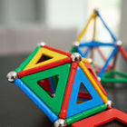 Geomag - Laboratoire de géométrie recyclé - 737 pièces-Une série progressive de cartes définit un modèle à compléter, des questions pour que les élèves puissent discuter de manière autonome et des questions pour aider les enseignants à évaluer la compréhension des élèves