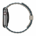 UAG - Bracelet Pathfinder Apple Watch 41/40/38 mm, Bleu Dune/Nuage-Les attaches de précision sont conçues pour une intégration parfaite avec votre Apple Watch