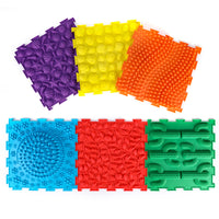 Kore Design - Tuiles tactiles sensorielles verrouillables - Couleurs assorties - 11,8 po x 11,8 po x 0,6 po - Lot de 6-Couleurs vives assorties et motifs en relief variés : un ensemble de 6 tapis tactiles sensoriels de couleurs assorties qui peuvent être interconnectés. Les couleurs vives et les motifs en relief variés les rendent bien adaptés aux enfants pour s'engager dans l'exploration et adopter des stimuli externes