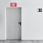 Cosco - Panneau de sortie phosphorescent - 8 po x 12 po - Rouge et blanc-Idéal pour les bureaux, les entrepôts et les espaces publics, ce panneau de 8 po x 12 po offre une solution de sécurité fiable