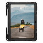 UAG - Étui Robuste Plasma Dragonne Rotative iPad 10.9 2022, Ice/Noir-Conforme aux normes militaires de test de chute MIL-STD-810G 516.6