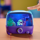 Bitzee - Aquarium Jouet numérique interactif avec 30 poissons virtuels, écran LED & tactile - enfant 5 ans et +-Soin et alimentation : Ces animaux numériques ont besoin d'amour et d'attention pour grandir de bébé à adulte. Déposez une boulette (5 incluses) et regardez la friandise apparaître sur l'écran, donnant vie au jeu pour les enfants à partir de 5 ans