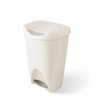 Umbra - Poubelle 5L Umbra Brim avec couvercle-Pratique et facile a utiliser : le couvercle de cette grande poubelle se verouille en position ouverte Pour faciliter le changement du sac, puis se referme doucement une fois déverouillé grâce à la pédale en acier inoxydable.
