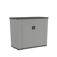 Suncast - Unité de rangement Backyard Oasis de 130 gallons - couleur gris colombe-Le design moderne et élégant à rainures avec des teintes monochromatiques met en valeur votre environnement extérieur.