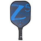 Onix - Raquette de pickleball Graphite Z5 - Bleu-RACQUETTE LA PLUS POPULAIRE - La raquette de Pickleball Graphite Z5 est la raquette la plus populaire d'ONIX. Avec son toucher et son contrôle spectaculaires, c'est la raquette de pickleball ultime pour tous les niveaux de joueur de pickleball, du débutant au avancé. La racquette Z5 offre des caractéristiques de légèreté pour un soutien et une vitesse, un pop et une maniabilité accrus.