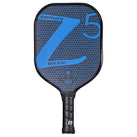 Onix - Raquette de pickleball Graphite Z5 - Bleu-RACQUETTE LA PLUS POPULAIRE - La raquette de Pickleball Graphite Z5 est la raquette la plus populaire d'ONIX. Avec son toucher et son contrôle spectaculaires, c'est la raquette de pickleball ultime pour tous les niveaux de joueur de pickleball, du débutant au avancé. La racquette Z5 offre des caractéristiques de légèreté pour un soutien et une vitesse, un pop et une maniabilité accrus.