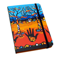 Oscardo - Carnet à couverture rigide avec motif artistique autochtone Remember de John Rombough-Cahier à couverture rigide par Oscardo présentant de véritables œuvres d’art autochtones créées par des artistes des Premières Nations, des Inuits et des Métis partout au Canada, idéal comme cadeau significatif ou article de papeterie essentiel au quotidien