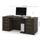 Bestar - Trousse de bureau de direction Embassy, 71 po, chocolat foncé (60890-79)-Le bureau a une surface de travail de calibre commercial de 1 po au fini en mélamine résistant aux égratignures, aux taches et à l’usure. Il est doté d’un rebord épais en PVC résistant aux chocs, d’un panneau de fond plein et de moulures classiques.