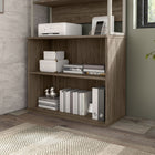 Bush Business Furniture - Petite bibliothèque hybride à 2 étagères, hickory moderne (HY3036MH-Z)-Une étagère est fixe pour plus de stabilité tandis que l'autre peut être ajustée pour accueillir des articles de différentes tailles