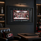 Frameworth - Carolina Hurricanes 24 po H x 36 po l Cadre signature réplique Champions de la Coupe Stanley 2026 - Sous licence officielle LNH/AJLNH-Format fini 24x36 pouces pour salon, bureau, salle de sport ou espace de collection