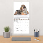 DateWorks - Calendrier Mural 16 Mois 2025 Amis - 12 po x 12 po - Bilingue-Parfait à accrocher sur un mur, un tableau en liège ou un tableau d'affichage à la maison, à l'école ou au bureau