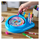 Crayola - Station d’art Spin & Spiral de -Comprend une unité de base, 20 disques de papier, 2 engrenages, 1 guide d'engrenage pour pochoir, 6 marqueurs Pip-Squeaks Skinnies, 3 bouteilles d'encre, 1 plaque tournante, 1 disque en carton et une feuille d'instructions