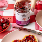 The Cherry Tree - Confiture extra de cerises à l’amaretto, 225 g, paquet de 2-Contient 8 % d’amaretto pour des notes chaleureuses rappelant les noix.