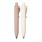Uniball - Stylos à gel rétractables de poche Uni One P - 0.5 mm - Encre noire - Café & Yaourt - Paquet de 2-
Design minimaliste avec un corps lisse et une prise en main antidérapante intégrée.