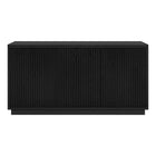 Hudson&Canal - Meuble TV rectangulaire cannelé Hanson pour téléviseurs jusqu'à 55 pouces, finition grain noir-Il est doté de trois portes battantes et d'une étagère centrale réglable