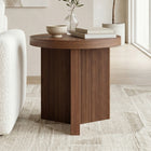 Hudson&Canal - Table d'appoint ronde cannelée Holm de 56 cm de large, finition noyer satiné-Finition noyer satiné aspect bois
