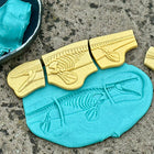 Yellow Door - YUS1229 Fouillez et Découvrez - Plésiosaure & Stégosaure-Magnifiquement sensoriels, les détails peuvent être ressentis autant que vus, ce qui les rend idéaux pour créer des empreintes dans la pâte à modeler.