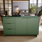 Manhattan Comfort - Buffet moderne Granville 140 cm - Vert sauge-Comprend 3 tiroirs à extension totale avec tiroir supérieur doté de lignes nervurées verticales texturées en bois massif et 3 étagères dissimulées