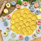 Yellow Door - YUS1232 Pierres d'estampage de l'alphabet - minuscules-Parfait pour les petites mains, les points de repère sur ces grosses pierres aident les enfants à identifier les lettres dans le bon sens, et servent de rappels de « bouton sonore » lorsqu'ils prononcent chaque lettre.