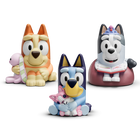 tonies -  Bluey - ensemble de 3 pièces - Bluey, Bingo et Muffin - Anglais-Liste des titres (en anglais) : Bluey : 1. Dan Brumm Intro 2. Bluey Theme Song 3. Grannies 4. Duck Cake 5. Promises 6. Double Babysitter 7. Early Baby 8. The Creek 9. Camping 10. Bluey Theme Song Outro | Bingo : 1. Dan Brumm Intro 2. Bluey Theme Song 3. The Dump 4. Piggyback 5. Bin Night 6. Stickbird 7. Takeaway 8. Relax 9. Sleepytime 10. Bluey Theme Song Outro | Muffin : 1. Dan Brumm Intro 2. Bluey Theme Song 3. Muffin Cone 4. Granny