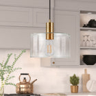 Hudson&Canal - Suspension Henri de de 25 cm de large avec abat-jour en verre - Laiton/Transparent-Une finition en laiton fabriquée à la main est appliquée sur la base ronde en métal