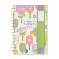 Orange Circle Studio - 2026 Agenda Oliver - 8.25 po x 5.75 po - pickleball rallier-Doté pages d’agenda hebdomadaires et mensuelles