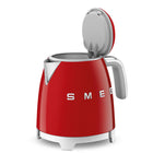 SMEG - Bouilloire électrique mini de 3 tasses au style rétro 50S - Rouge-Compact et pratique, avec une capacité de 0,8 L, équivalent à 3 tasses, idéal pour tout espace.