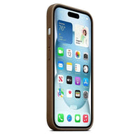 Apple - Étui FineWoven avec MagSafe pour iPhone 15 - Taupe-Avec des aimants intégrés qui s'alignent parfaitement avec l'iPhone 15, cet étui offre une expérience de fixation magique et un chargement sans fil plus rapide, à chaque fois
