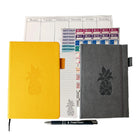 Wamaco - Collection Passionate Planner Pineapple - Agenda jaune, journal gris, autocollants, bloc-notes, bloc-notes hebdomadaire, stylo-Polyvalent - Cette collection de planification complète comprend un agenda de 13 mois non daté qui vous permet de reprendre votre travail là où vous l'avez laissé et un journal pour vous assurer de ne pas oublier une pensée ou une note.