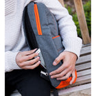 Vangoddy - Sac à dos de voyage léger et décontracté pour ordinateur portable 15 pouces - Gris/Orange-Dimensions extérieures - 18,50 po x 3 po x 14,25 po
