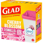 Glad - Sacs à ordures, Très petits, 15 L -  Rose - Parfum de Fleur de cerisier - Paquet de 52-Parfum de fleur de cerisier longue durée: Égayez votre intérieur avec un joli sac à ordures rose au délicieux parfum de fleur de cerisier qui dure longtemps