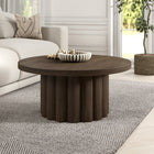 Hudson&Canal - Table basse ronde cannelée Olie - 32 po l - Chêne brun-Socle à piédestal orné de larges cannelures enveloppantes
