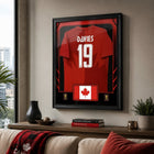 Frameworth - Coupe du Monde FIFA 2026 Officielle Canada Alphonso Davies Cadre Réplique de Maillot - 25,75 po x 33,75 po-Encadré professionnellement au Canada, la réplique de maillot est montée dans un cadre noir de qualité supérieure avec façade protectrice transparente.