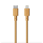Native Union - Câble Belt USB-C vers Lightning 1,2m - Kraft-Amélioré pour la Terre grâce à une construction innovante et respectueuse de l'environnement: tressage en PET 100% recyclé, boîtier en TPU 100% recyclé et bracelet en cuir reconstitué à 75% recyclé