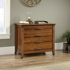 Sauder 422034 La Collection Carson Forge Classeur latéral - Finition Washington Cherry-Le mécanisme de sécurité à verrouillage permet de n'ouvrir qu'un seul tiroir à la fois.