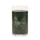 Yankee Candle - Balsam & Cedar Signature Bougie pilier moyenne - 404 g-Le couvercle en métal brossé sert de dessous de verre à bougie