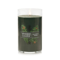 Yankee Candle - Balsam & Cedar Signature Bougie pilier moyenne - 404 g-Le couvercle en métal brossé sert de dessous de verre à bougie
