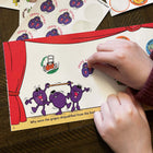 TREND - Tout en bon jeu de mots rétro scratch et renifler autocollants puants + album-2 feuilles / 24 autocollants au total par paquet, mesurant 1-1/4 po de diamètre. 3 ans et plus. Fabriqué aux États-Unis.