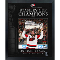Frameworth - Cadre photoglass de Jordan Staal 16x20 des Carolina Hurricanes champions Coupe Stanley 2026 - 18 po l x 22 po H-Photo sous licence officielle NHL et NHLPA : cadre PhotoGlass de Jordan Staal 16x20 des Carolina Hurricanes champions de la Coupe Stanley 2026 pour les amateurs et collectionneurs des Carolina Hurricanes
