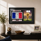 Frameworth - Coupe du Monde FIFA 2026 Officielle France Cadre Drapeau et Trophée - 15 po x 24 po-Encadré professionnellement au Canada, imprimé sur papier photo de haute qualité et fini dans un cadre noir de qualité supérieure avec façade protectrice transparente.