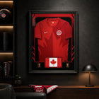 Frameworth - Coupe du Monde FIFA 2026 Officielle Équipe Canada Cadre Réplique de Maillot - 25,75 po x 33,75 po-Fabriqué au Canada par Frameworth Sports Marketing, fondée en 1992, produisant des souvenirs sportifs sous licence officielle.